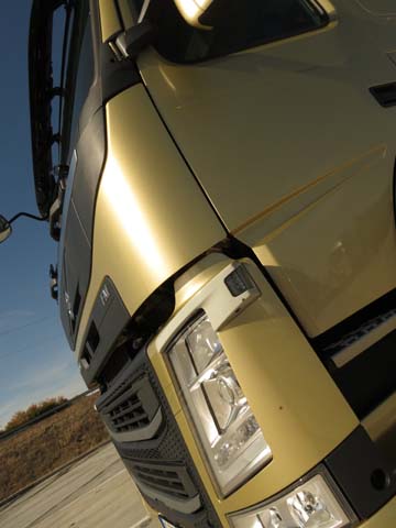 Los faros del nuevo Volvo FM comparten estilo con su hermano mayor New FH.